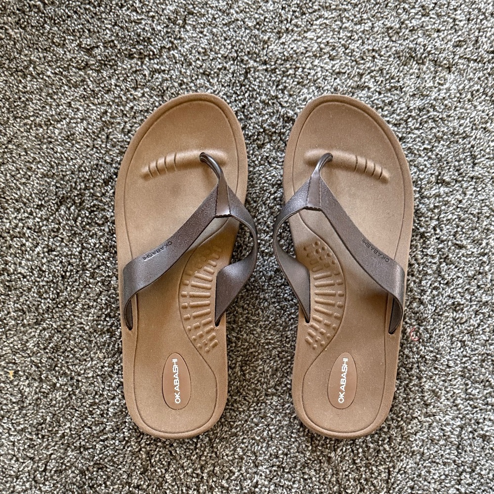 Okabashi Tan and Brown Flip Flops